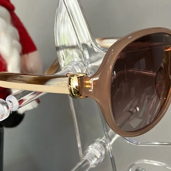 Salvator Ferragamo Elegant Brown Sunglasses - Picture 5 of 11